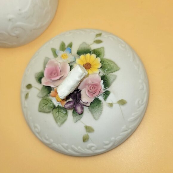 Vintage Lefton Capodimonte Porcelain Footed Trinket Box With Floral Lid SM2011 - Picture 7 of 7